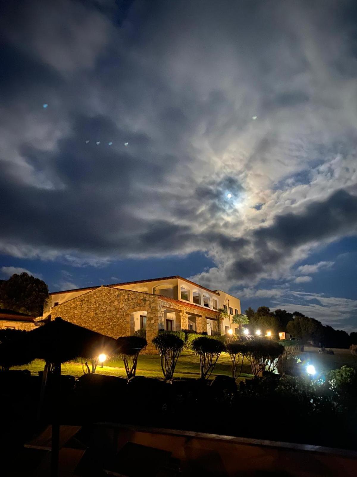 Hotel Valkarana Country Relais (Adults Only) Сант'Антонио-ди-Галлура Экстерьер фото